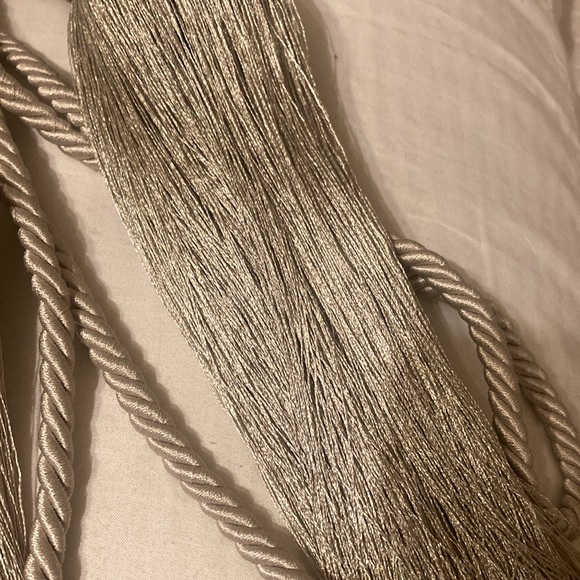 Curtain holders - Picture 3 of 7